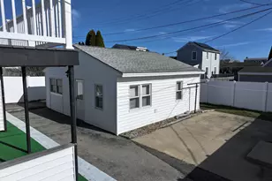 8 Nashua St, Seabrook, NH 03874 - Photo 3