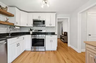 112 Winterwood Dr, Londonderry, NH 03053 - Photo 3