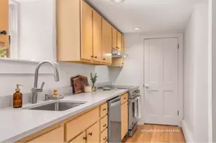 348 Maplewood Ave, Portsmouth, NH 03801 - Photo 9