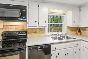 15 Lincoln St, Pelham, NH 03076 - Photo 5