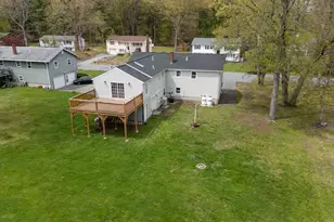 27 Townsend Ave, Salem, NH 03079 - Photo 5