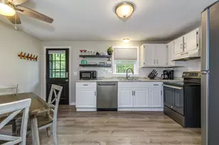 8 Midridge Cir, Londonderry, NH 03053 - Photo 9