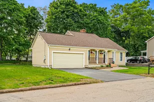137 Wedgewood Ln, Manchester, NH 03109 - Photo 3
