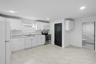 15 Leighton St, Manchester, NH 03102 - Photo 9