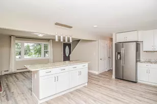 22 Greenwood Dr, Nashua, NH 03062 - Photo 7