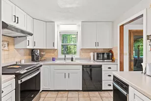 19 Wedgewood Dr, Londonderry, NH 03053 - Photo 11
