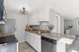 897 Mammoth Rd, Manchester, NH 03104 - Photo 11