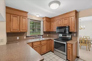 11 Parkhurst Dr, Hudson, NH 03051 - Photo 17