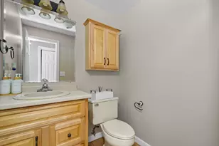 163 Wedgewood Ln, Manchester, NH 03109 - Photo 5