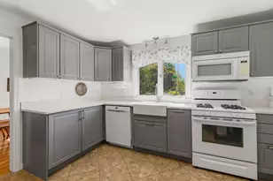 13 Wingate St, Hampton, NH 03842 - Photo 7