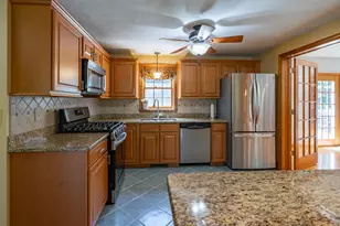 32 Kristin Dr, Derry, NH 03038 - Photo 9