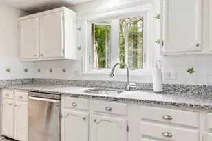 9 King Edward Dr, Londonderry, NH 03053 - Photo 5