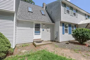 22 Holton Cir, Londonderry, NH 03053 - Photo 3