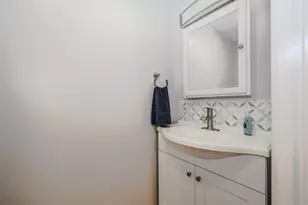 105 Elmwood Dr, Hudson, NH 03051 - Photo 7