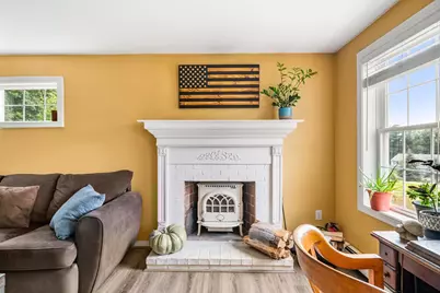 4 Squamscott Avenue, Derry, NH 03038 - Photo 9