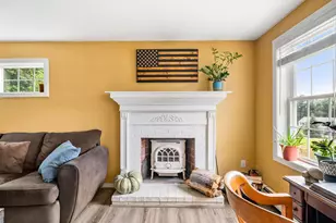 4 Squamscott Ave, Derry, NH 03038 - Photo 9