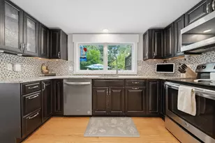 27 Baker St, Hudson, NH 03051 - Photo 5