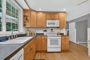 8 King Henry Dr, Londonderry, NH 03053 - Photo 27
