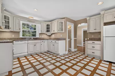 831 Maple Street, Manchester, NH 03104 - Photo 11