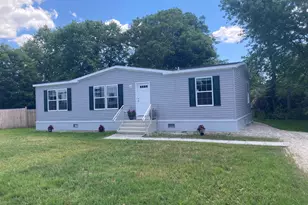 40 School St, Canaan, NH 03741 - Photo 1