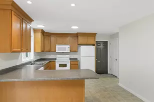 166 Sandown Rd, Fremont, NH 03044 - Photo 5