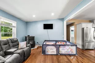 9 Dee Dee Dr, Sandown, NH 03873 - Photo 3