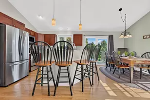 72 S Gray Ct, Manchester, NH 03103 - Photo 3