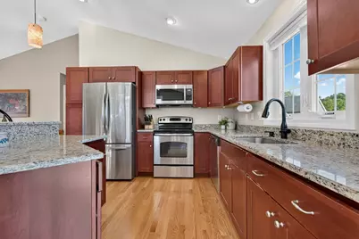 72 S Gray Court, Manchester, NH 03103 - Photo 5