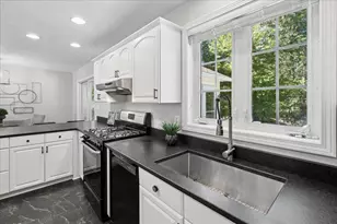 33 Auburn Rd, Londonderry, NH 03053 - Photo 7