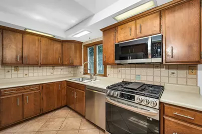 19 Suzanne Drive, Portsmouth, NH 03801 - Photo 7