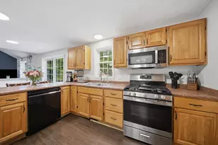 17 Willow St, Derry, NH 03038 - Photo 13