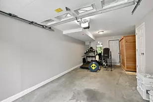 1029 S Mammoth Rd, Manchester, NH 03109 - Photo 11