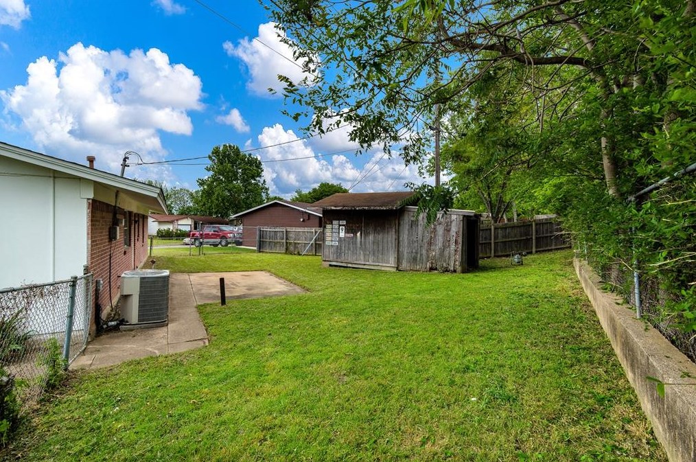 1854 Wintergreen Rd, Carrollton TX 75006-7543 exterior