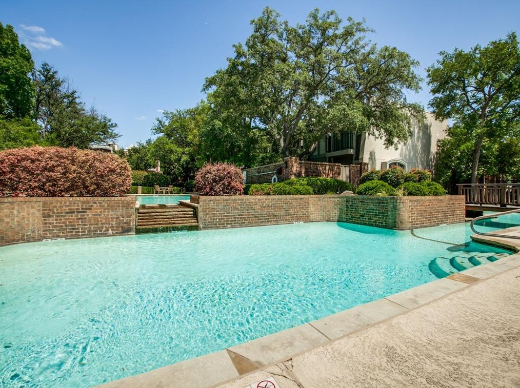 4122 Woodcreek Dr, Dallas TX  75220-5073 exterior