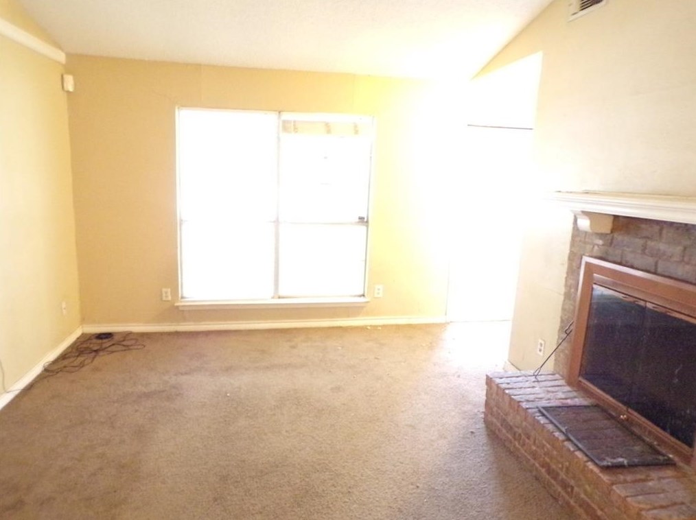1805 Country Ln, Arlington TX  76018-1229 exterior