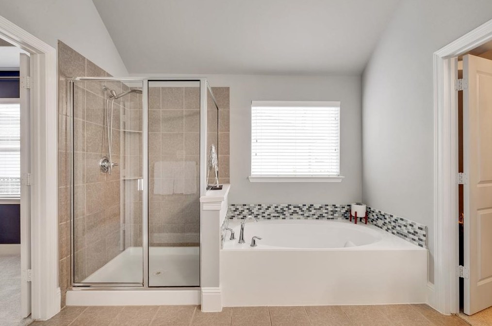 2225 Longwood Dr, Carrollton TX 75010-4911 exterior