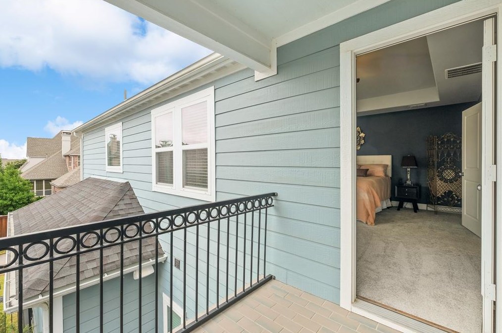 2225 Longwood Dr, Carrollton TX 75010-4911 exterior