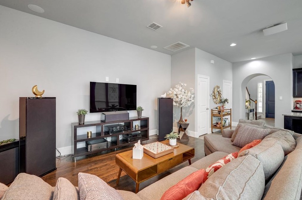 2225 Longwood Dr, Carrollton TX 75010-4911 exterior