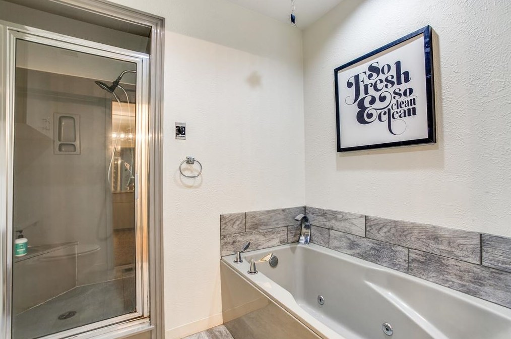 13117 Roaring Spg Ln, Dallas TX  75240-5647 exterior