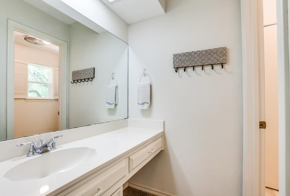 13117 Roaring Spg Ln, Dallas TX  75240-5647 exterior