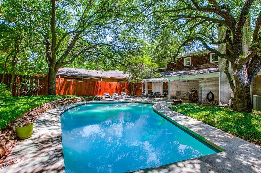 13117 Roaring Spg Ln, Dallas TX  75240-5647 exterior