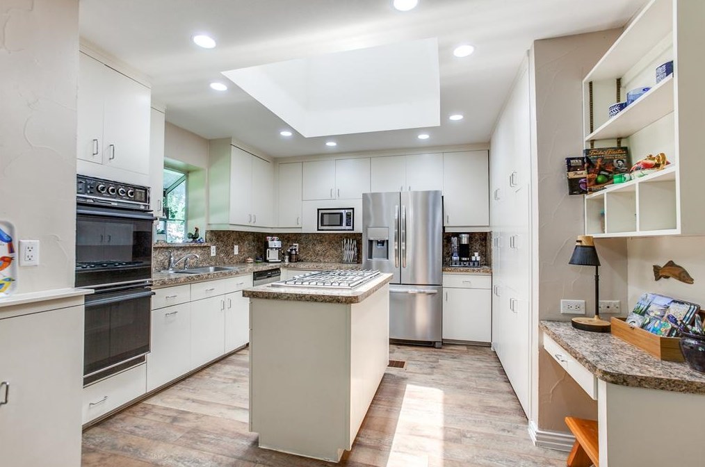 13117 Roaring Spg Ln, Dallas TX  75240-5647 exterior