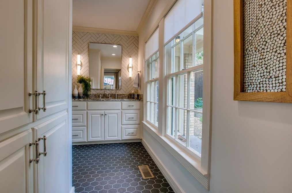 912 Valencia St, Dallas TX  75223-1329 exterior