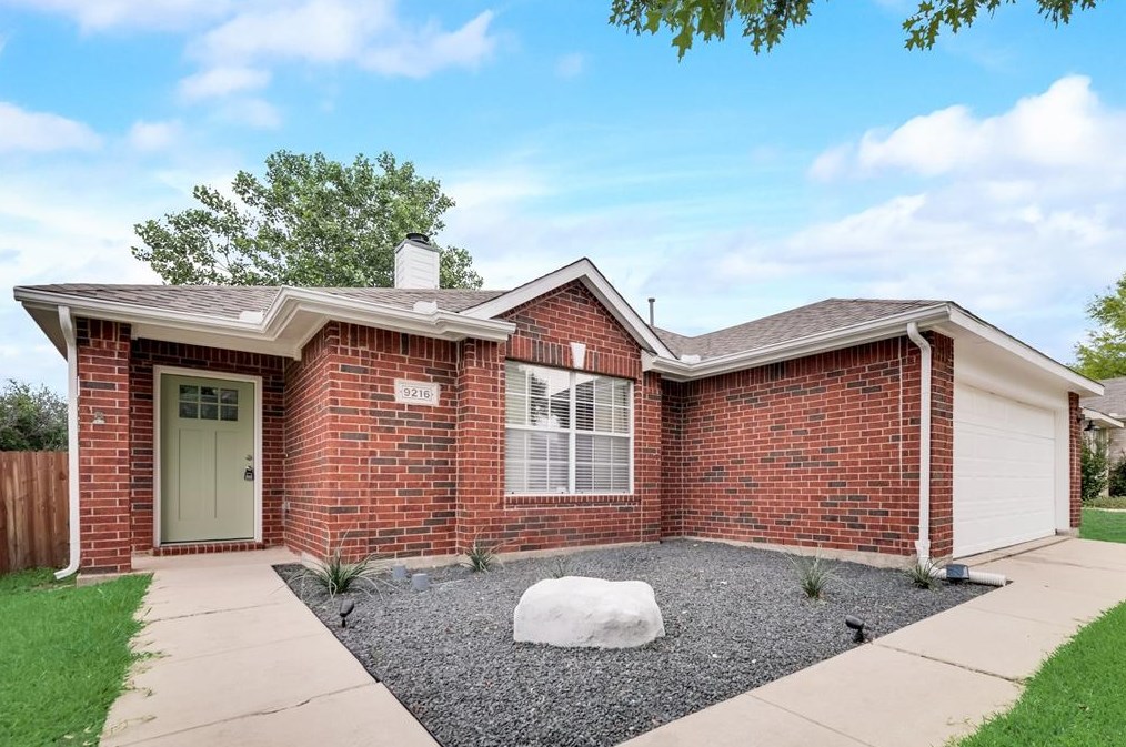 9216 Newport Ln, Mckinney TX  75071-6049 exterior