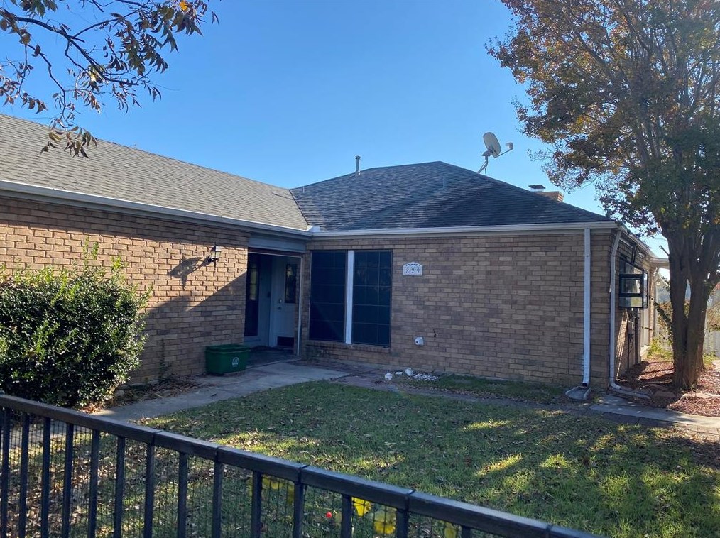 829 Country Club Pl, Grand Prairie TX  75052-6205 exterior