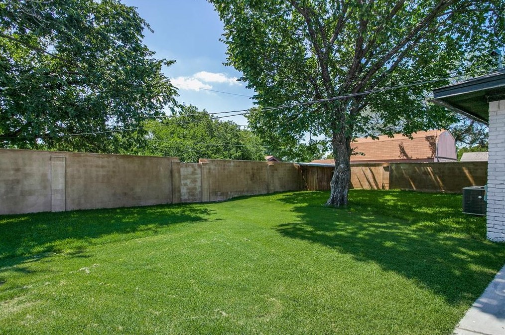 1315 Stevens Rdg Dr, Dallas TX 75211-1739 exterior