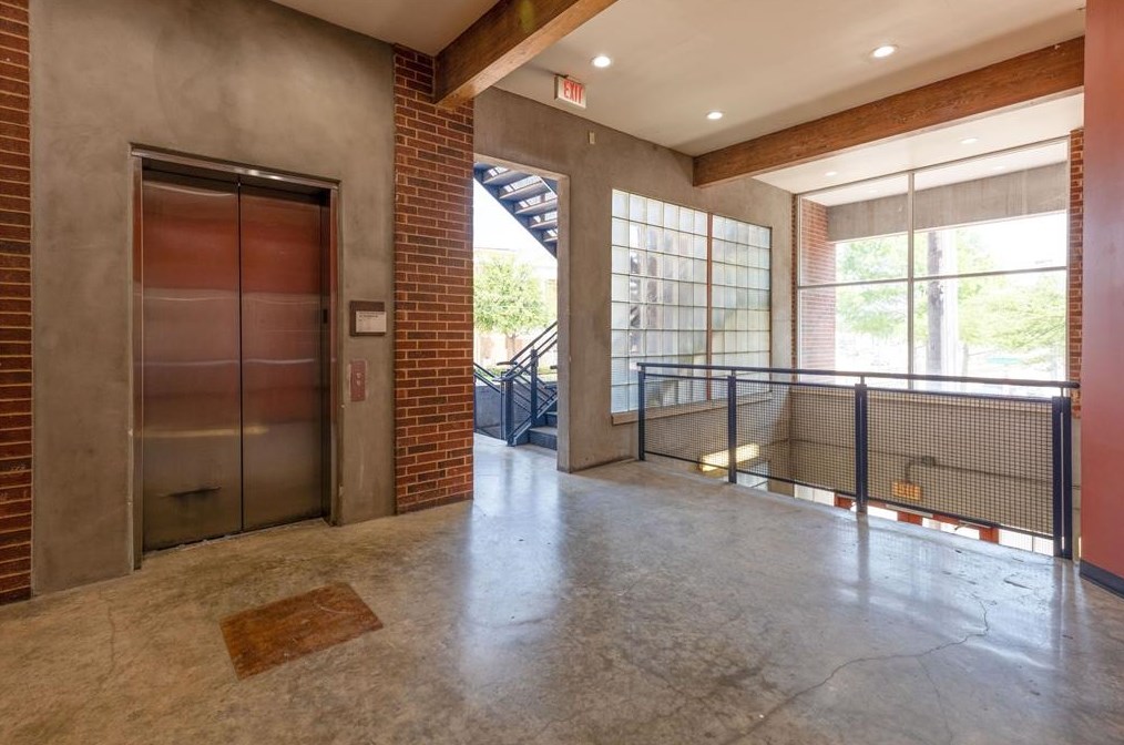 2502 Live Oak St, Dallas TX  75204-5726 exterior