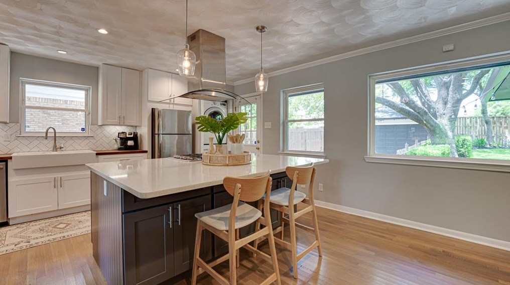 8931 Stanwood Dr, Dallas TX exterior