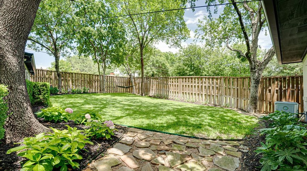 8931 Stanwood Dr, Dallas TX exterior