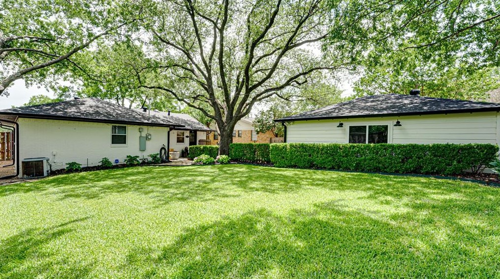 8931 Stanwood Dr, Dallas TX exterior